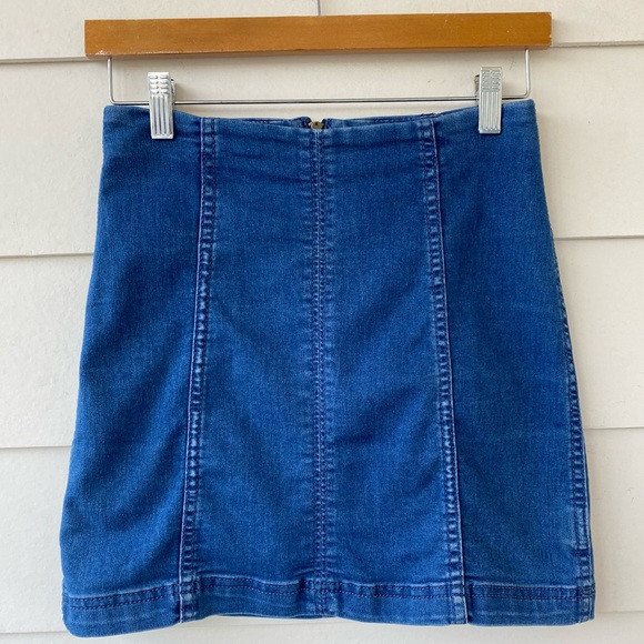 FREE PEOPLE • Medium Wash Denim Mini Skirt size 4 - Picture 5 of 16